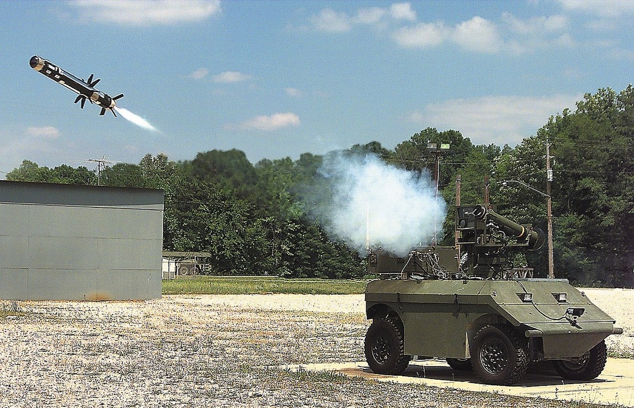 Боевой робот армии США запускает ракету Javelin.