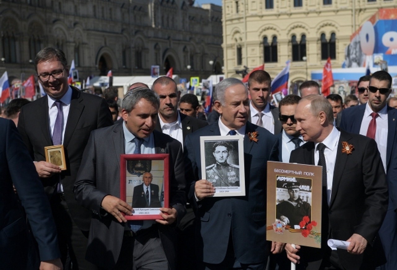 Президент РФ Владимир Путин и премьер-министр Израиля Биньямин Нетаньяху (второй справа) принимают участие в патриотической акции «Бессмертный полк», 9 мая 2018 г.