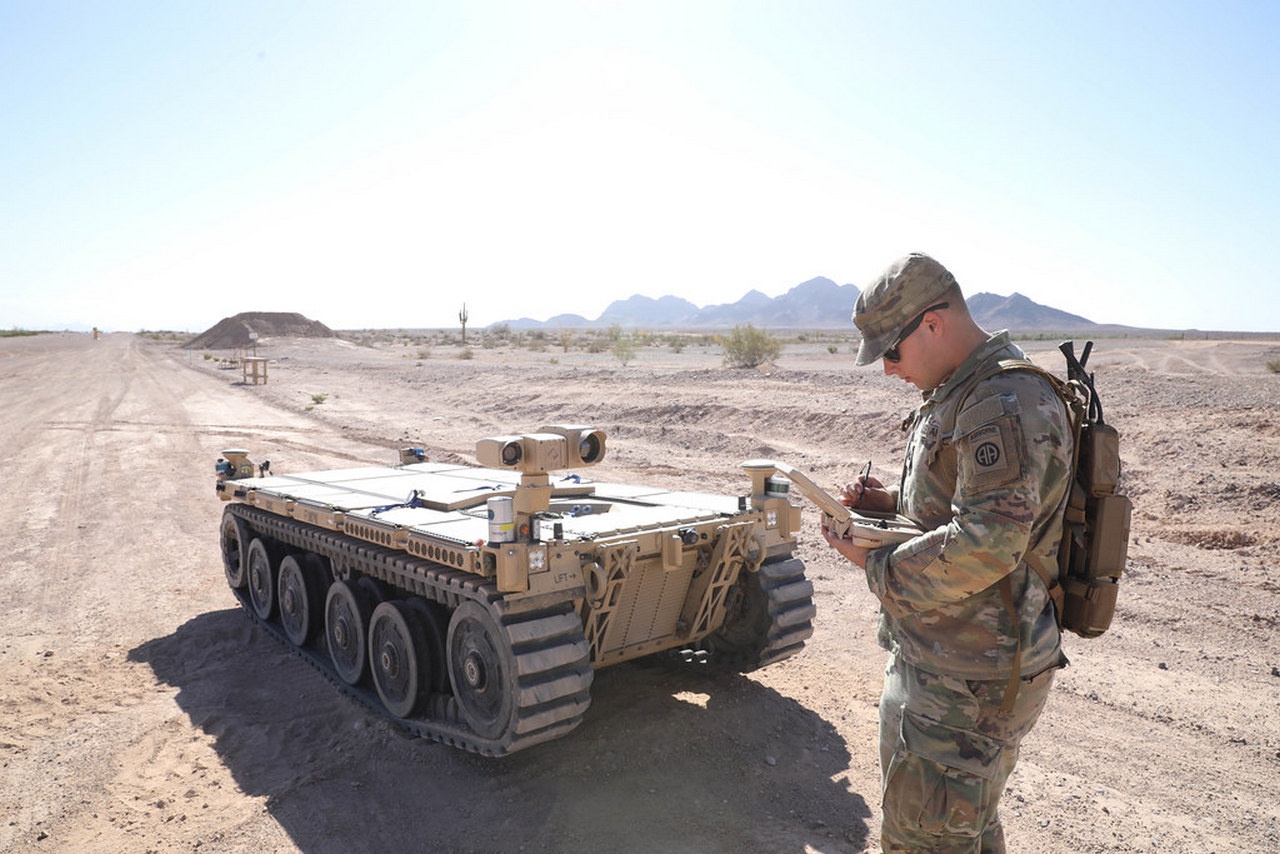 Тренировка в армии США по управлению экспедиционным модульным автономным транспортным средством - роботом.