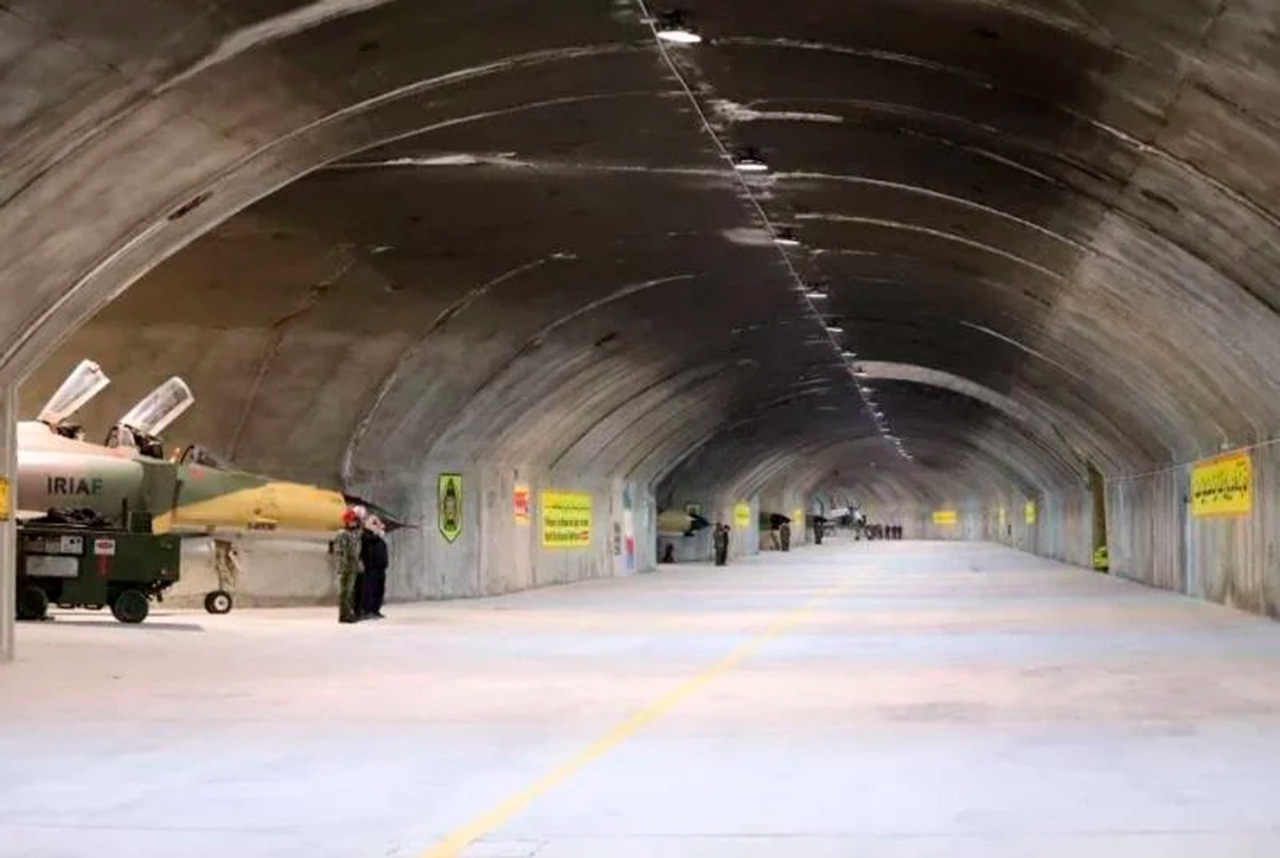 Подземная авиабаза ВВС Ирана.