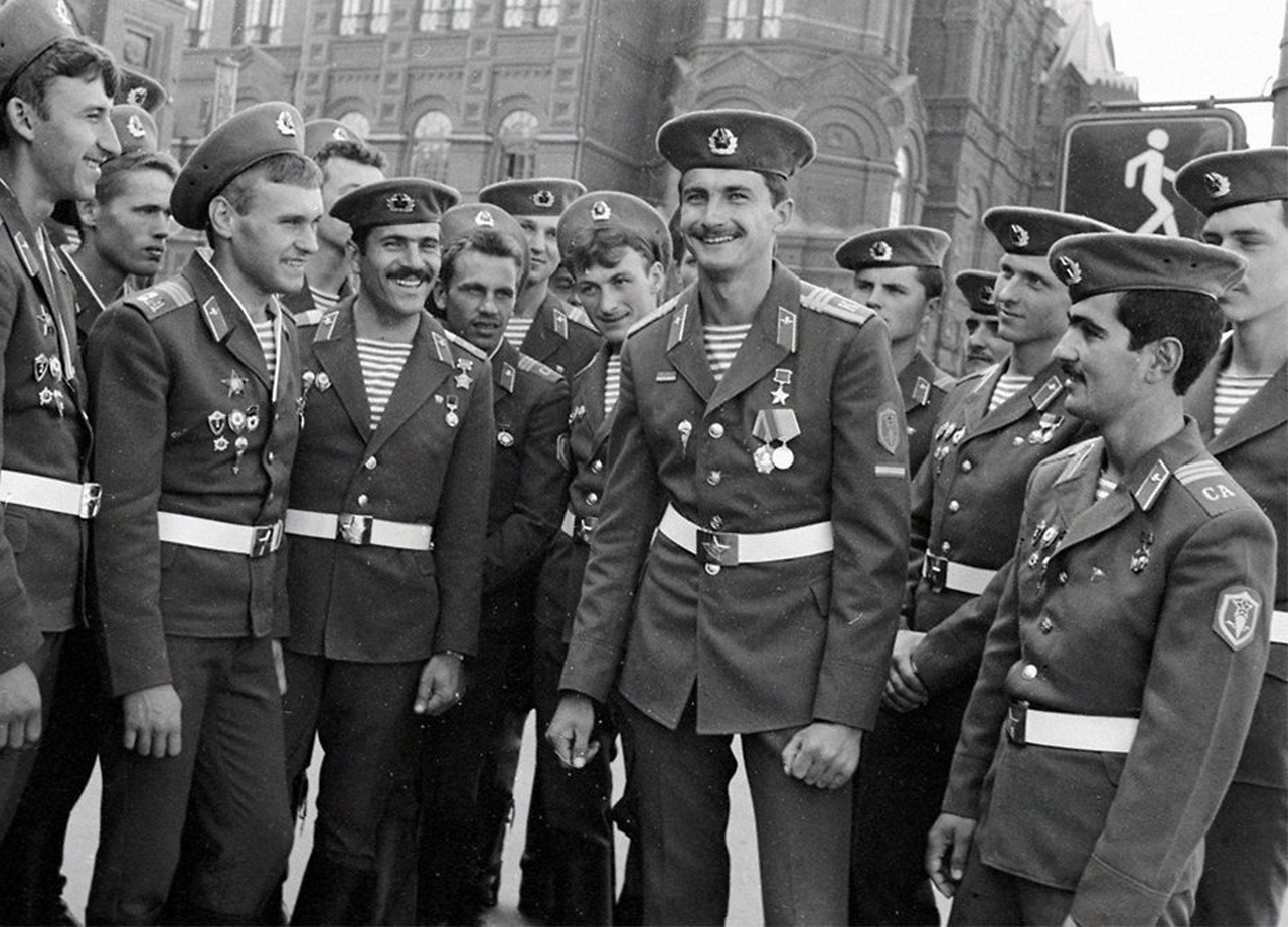 Герой Советского Союза Игорь Чмуров, пулемётчик 345-го отдельного гвардейского парашютно-десантного полка (в центре).