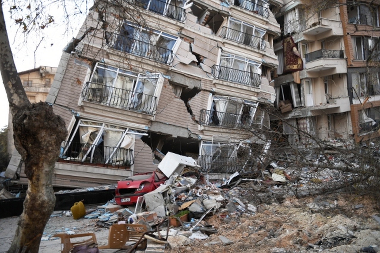 Жилой дом, разрушенный в результате землетрясения в турецком городе Антакье.