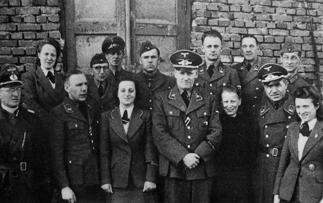 Сотрудники оперативного штаба рейхсляйтера Розенберга, занимавшиеся конфискацией и вывозом культурных ценностей из оккупированных стран, Минск, 1943 г.