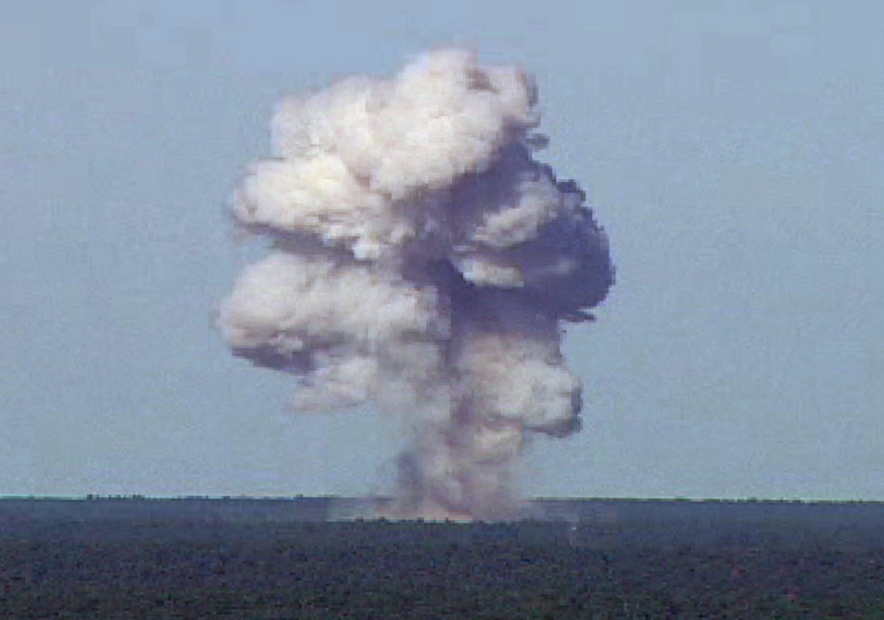 Взрыв GBU-43/B на полигоне во Флориде во время тестовых испытаний, 21 ноября 2003 г.