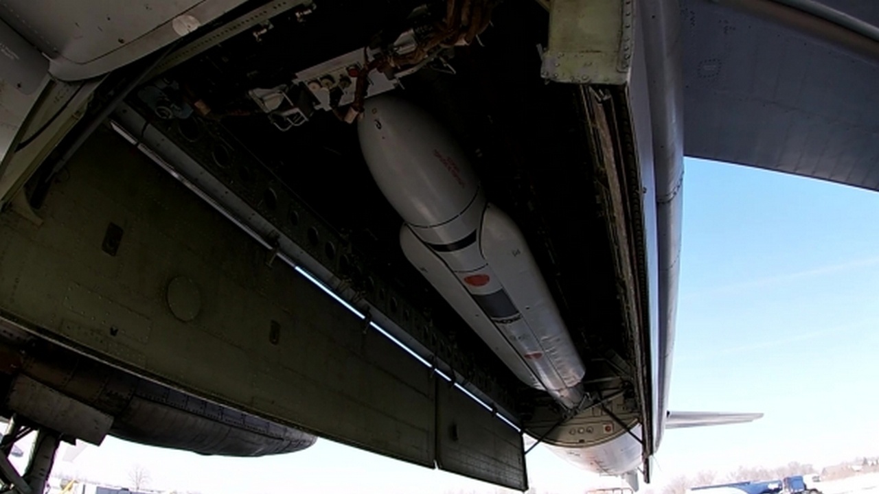 Погрузка крылатых ракет на стратегический бомбардировщик Ту-95МС.