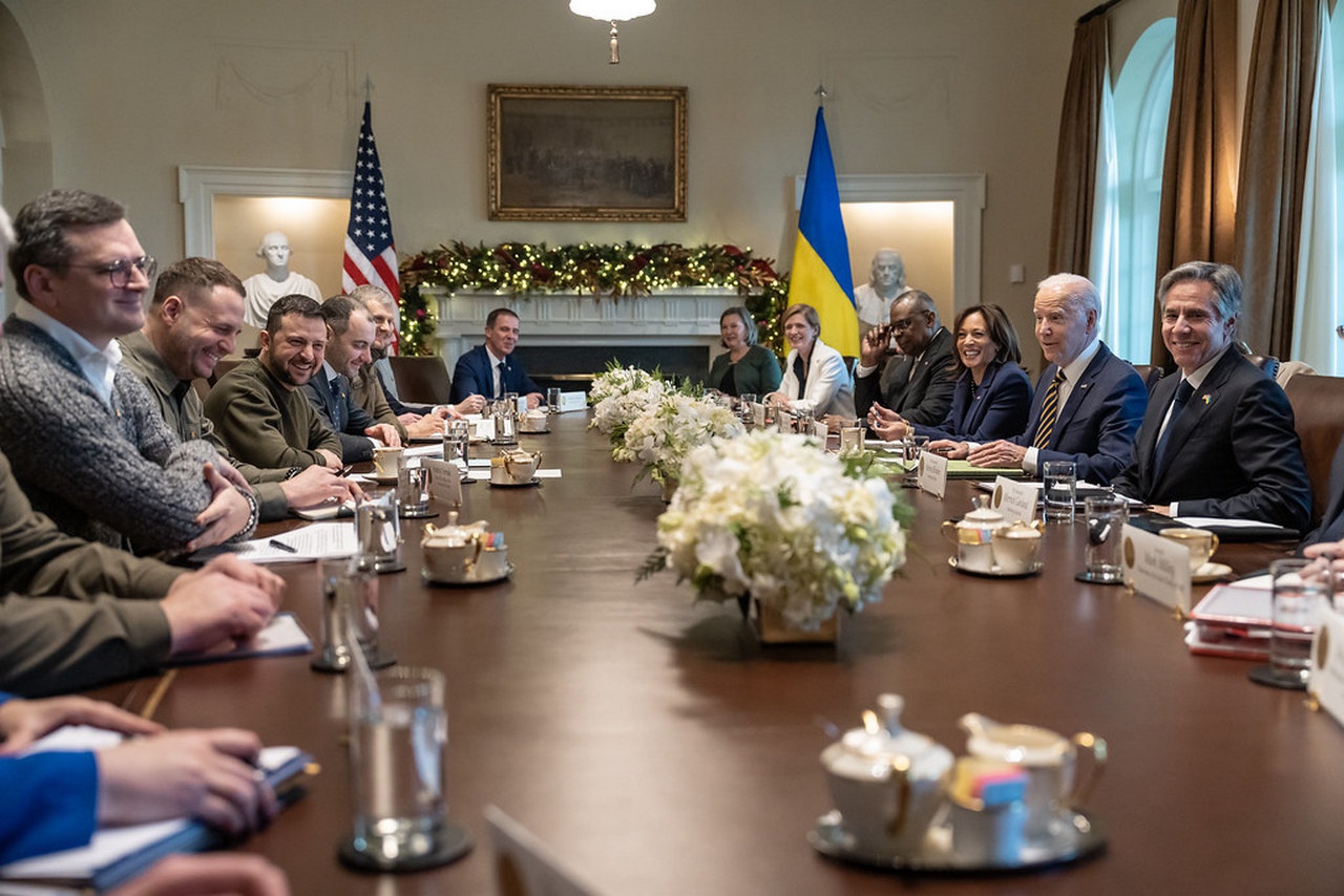 Блинкен (первый справа) и Остин (четвёртый справа) на встрече с Зеленским в Белом доме, декабрь 2022 г.