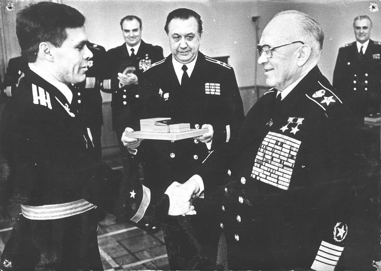 Главком ВМФ СССР Адмирал Флота Советского Союза Сергей Горшков вручает высшую награду страны первому командиру ТК-208 капитану 1 ранга Александру Ольховикову.