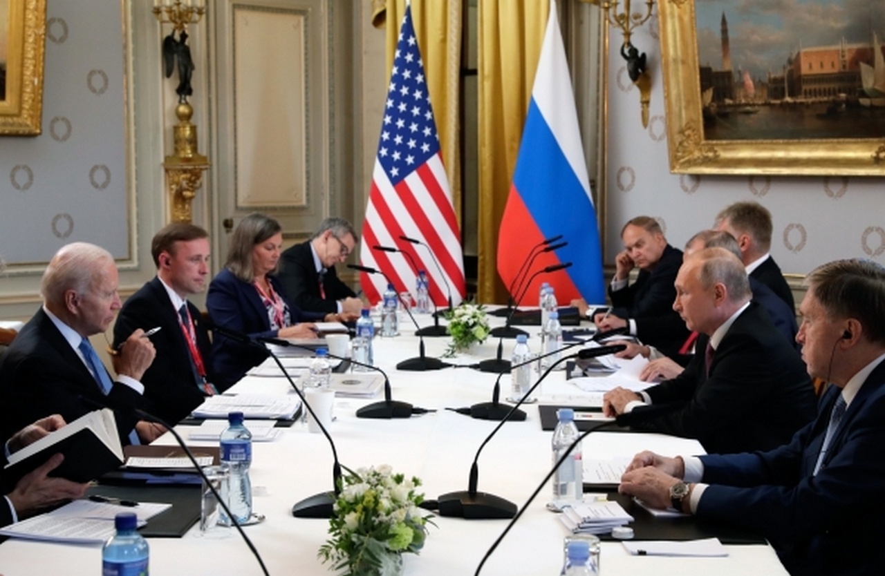 Президент РФ Владимир Путин и президент США Джо Байден (слева) во время российско-американских переговоров в Женеве, 16 июня 2021 г.