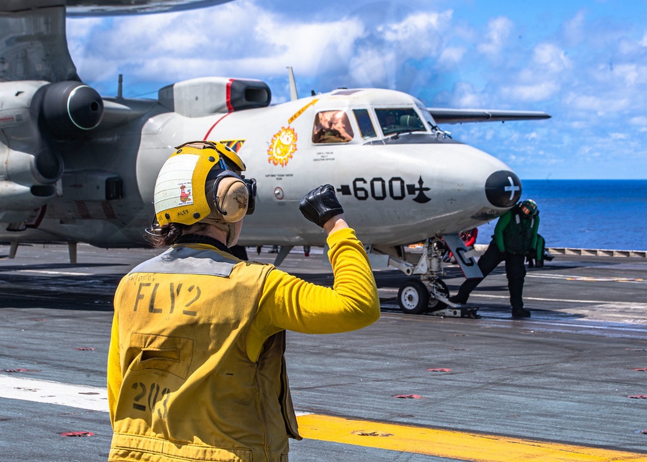 Самолёт E-2C Hawkeye эскадрильи дальнего радиолокационного обнаружения готовится к взлёту с авианосца USS Nimitz в Филиппинском море, март 2023 г.