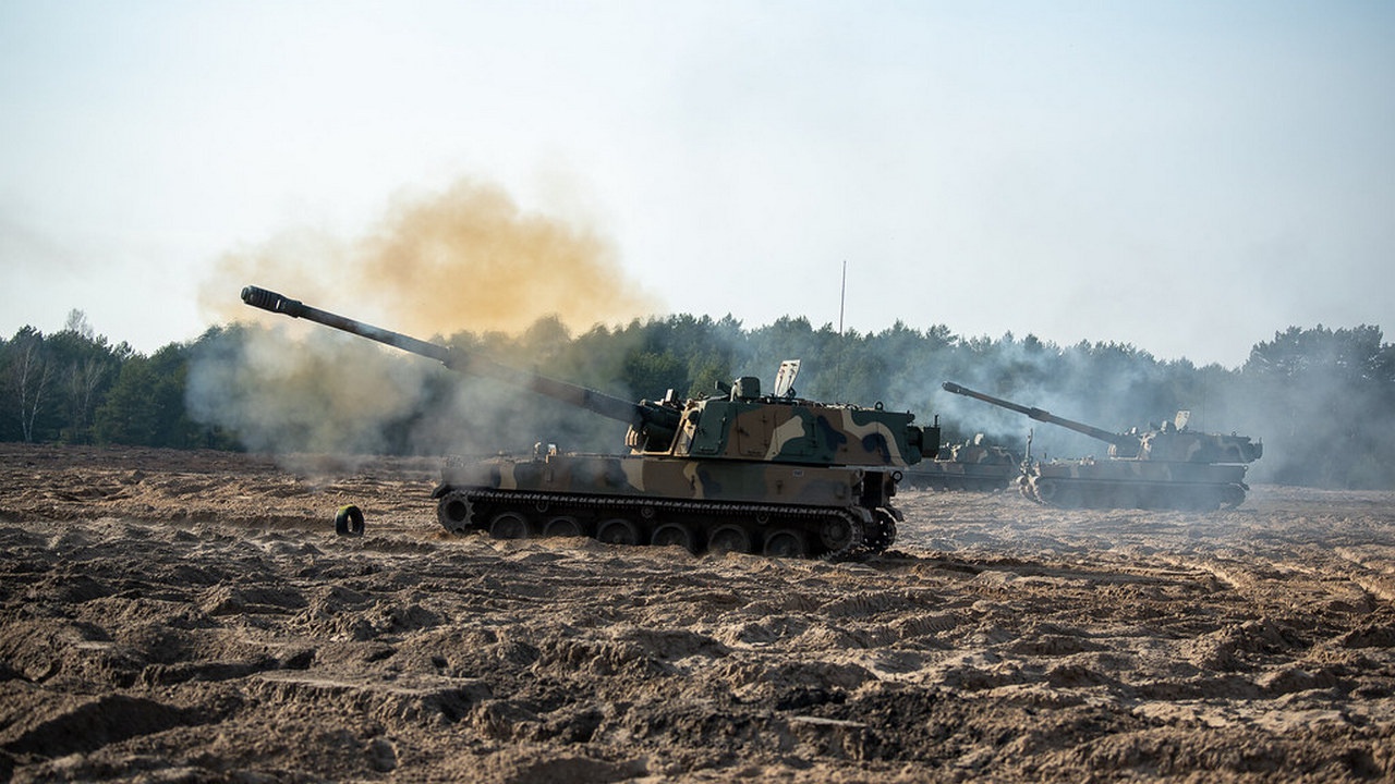 На полигоне в Торуни военнослужащие 1-й Мазурской артиллерийской бригады впервые продемонстрировали гаубицы К9 корейского производства, 23 февраля 2023 г.