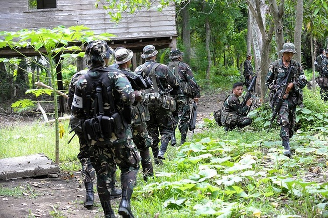 Филиппинская армия имеет опыт контрпартизанской войны в джунглях.