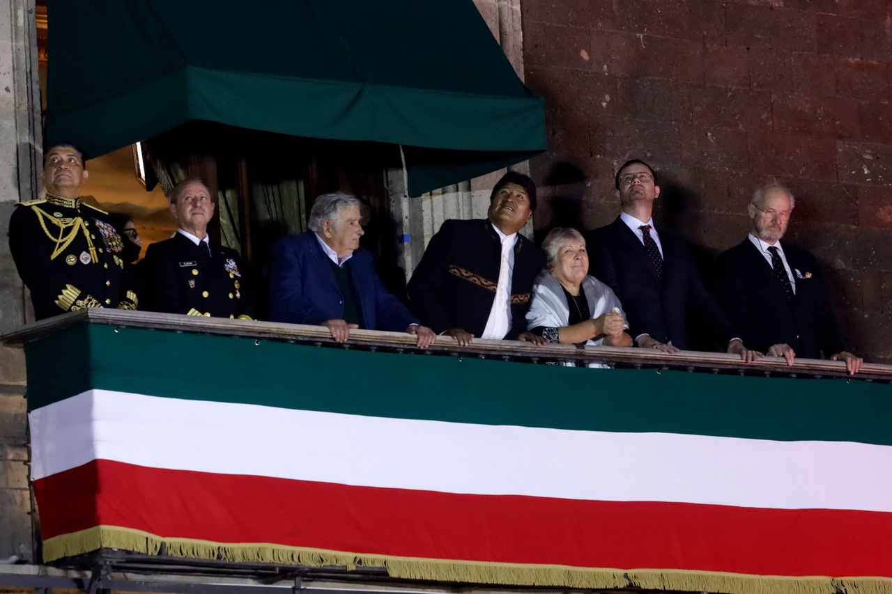 Бывшие президенты Уругвая и Боливии, дочь Эрнесто Че Гевары, брат и отец Джулиана Ассанжа участвуют в праздновании Дня независимости Мексики, 15 сентября 2022 г.