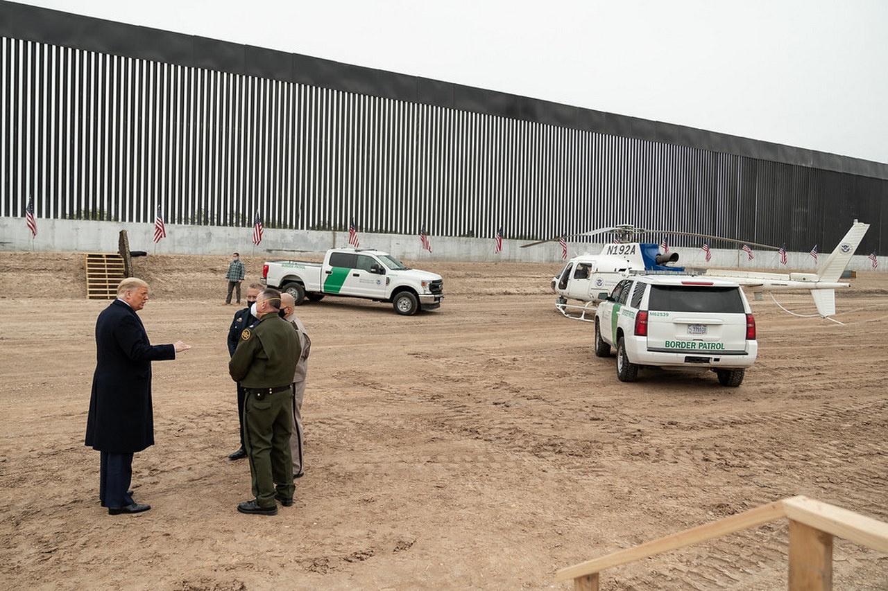 При президенте Трампе строили стену на границе с Мексикой и планировали объявить наркоторговцев террористами.