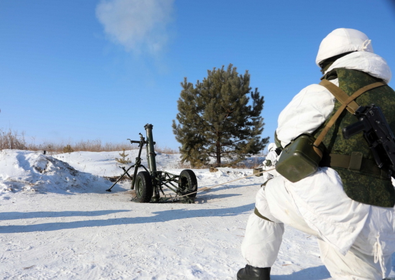 Миномётчики на полигоне применяют боевой опыт современных вооружённых конфликтов.