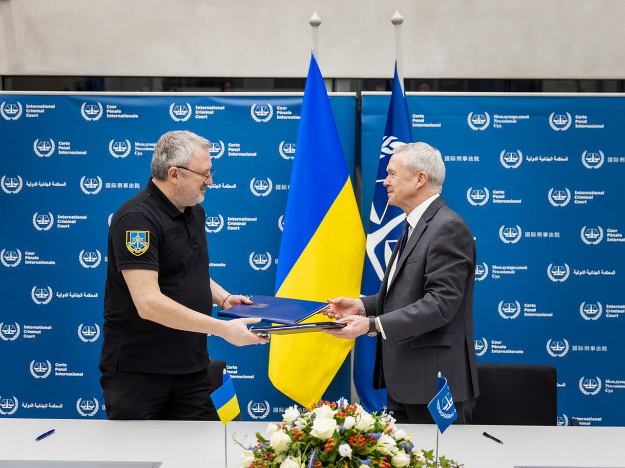 Генеральный прокурор Украины Андрей Костин (слева) и секретарь Международного уголовного суда Питер Льюис подписали соглашение о создании офиса МУС на Украине.
