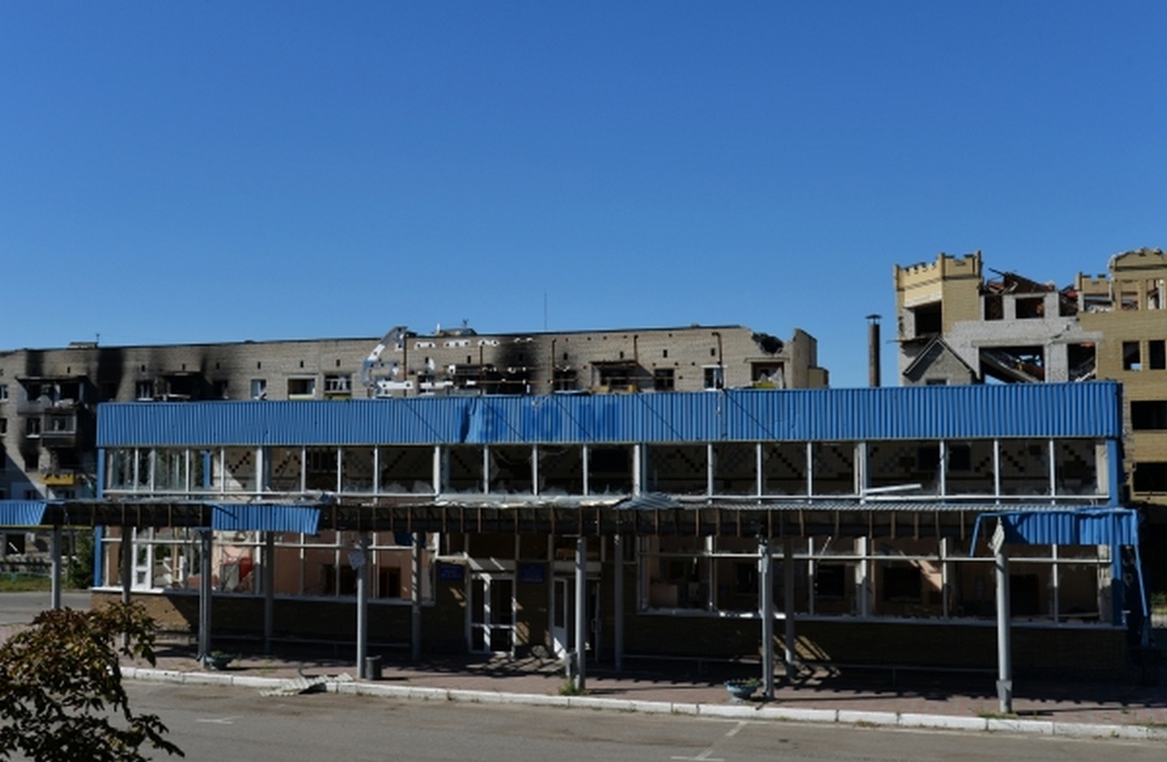 Разрушенные здания в городе Изюм.