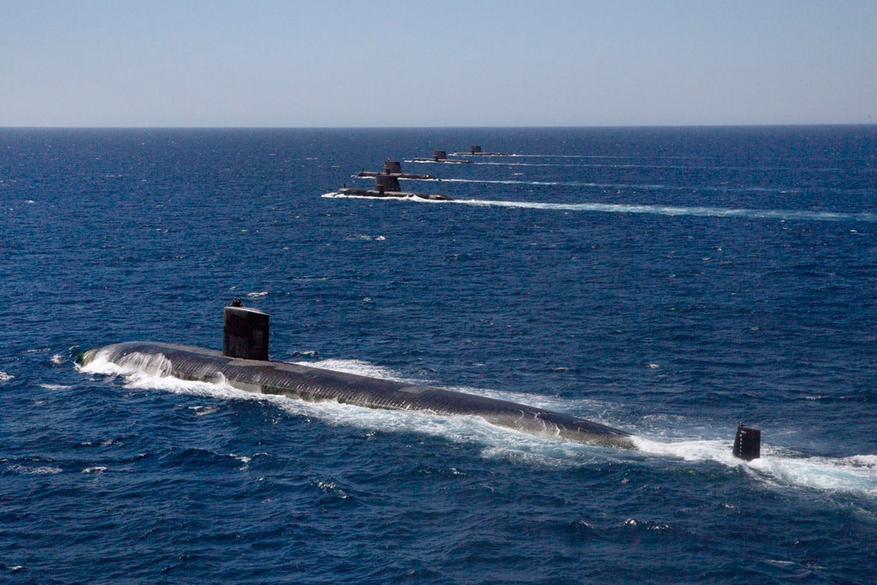 Ударная подводная лодка США класса «Лос-Анджелес» USS Santa Fe идёт в строю с подводными лодками класса «Коллинз» Королевских ВМС Австралии.