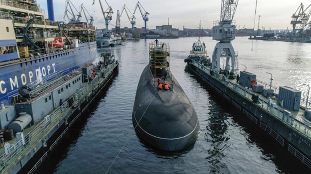 Дизель-электрическая подводная лодка проекта 636.3 готовится к межфлотскому переходу с Балтийского моря в Японское.