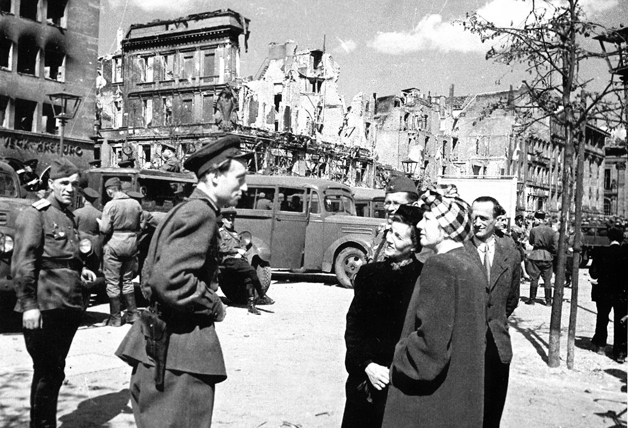 Жители Берлина беседуют с советским офицером, май 1945 г.