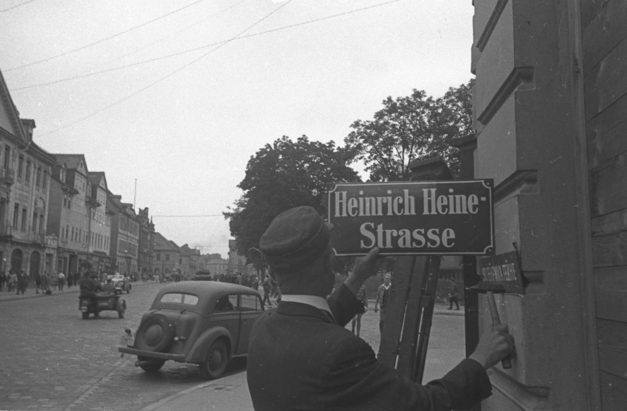 После Победы улицы немецких городов постепенно избавлялись от нацистских названий, например, в Веймаре появилась улица Генриха Гейне, июнь-август 1945 г.