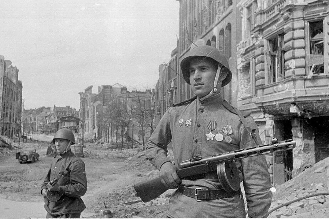 Советские автоматчики во время патрулирования в разрушенном Берлине, 5 июня 1945 г.
