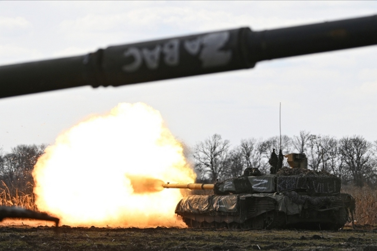 Танк Т-90М «Прорыв» ведёт огонь по позициям ВСУ.