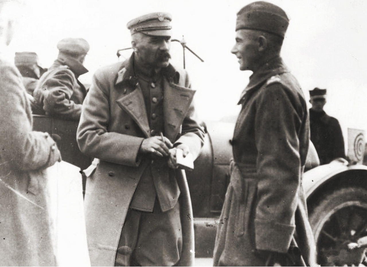 Юзеф Пилсудский (слева) и Эдвард Рыдз-Смиглы во главе ударной группы, август 1920 г.