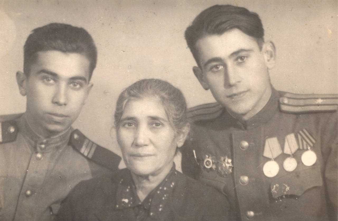 Братья Хоменко (Виктор и Александр) с мамой.