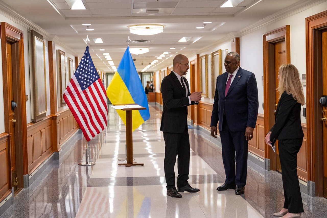 Министр обороны США Ллойд Остин беседует с премьер-министром Украины Денисом Шмыгалём во время двусторонней встречи. Американцы предпочитают бороться с русскими силами ВСУ.