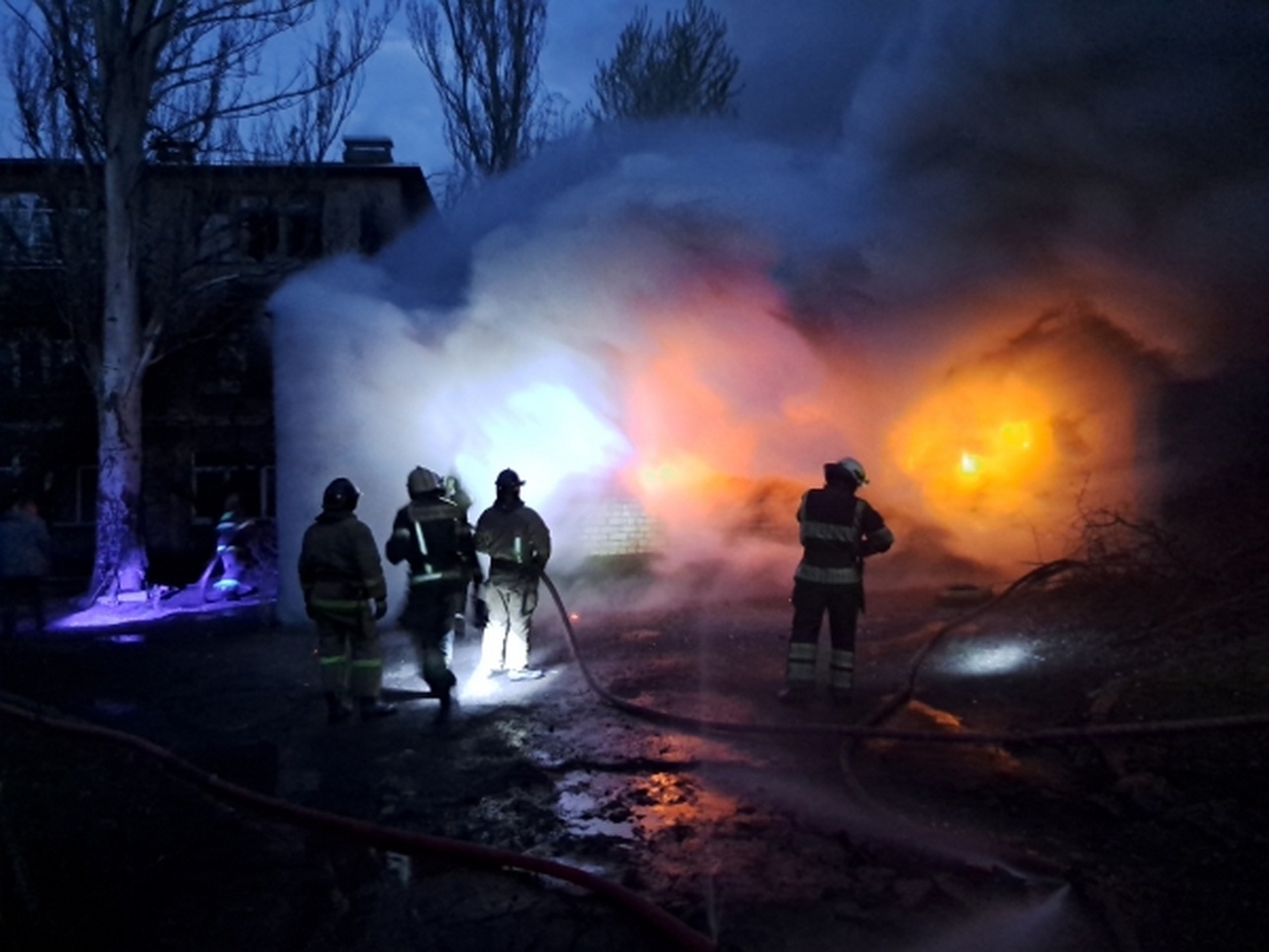 Пожар в результате обстрела центра Донецка со стороны ВСУ в пасхальную ночь.