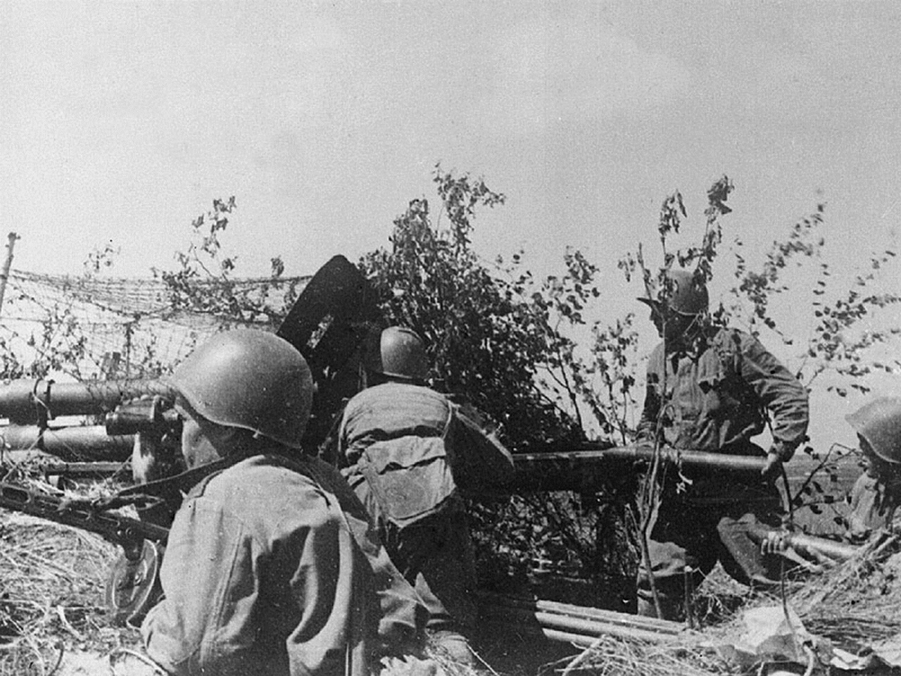 Расчёт 76-мм дивизионной пушки ЗиС-3 ведёт огонь по немецким танкам.