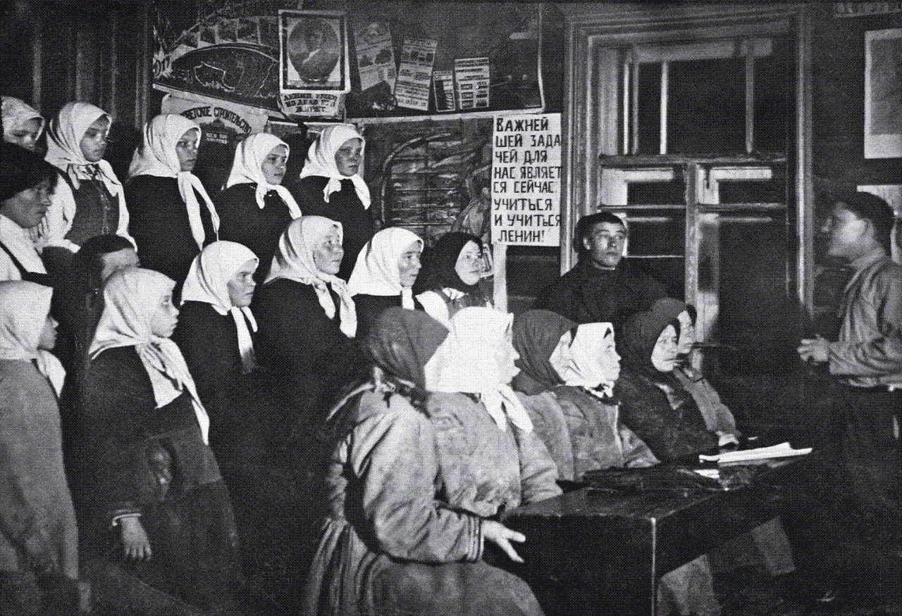 Обучение крестьян чтению и письму в деревне Шоркасы Чебоксарского района, 1930-е годы.