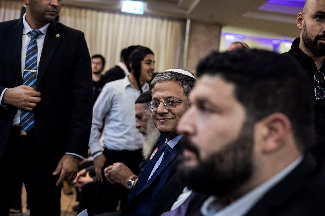 Итамар Бен-Гвир (в центре), лидер израильской ультраправой партии «Еврейская сила», присутствует на церемонии поминовения раввина Меира Кахане.