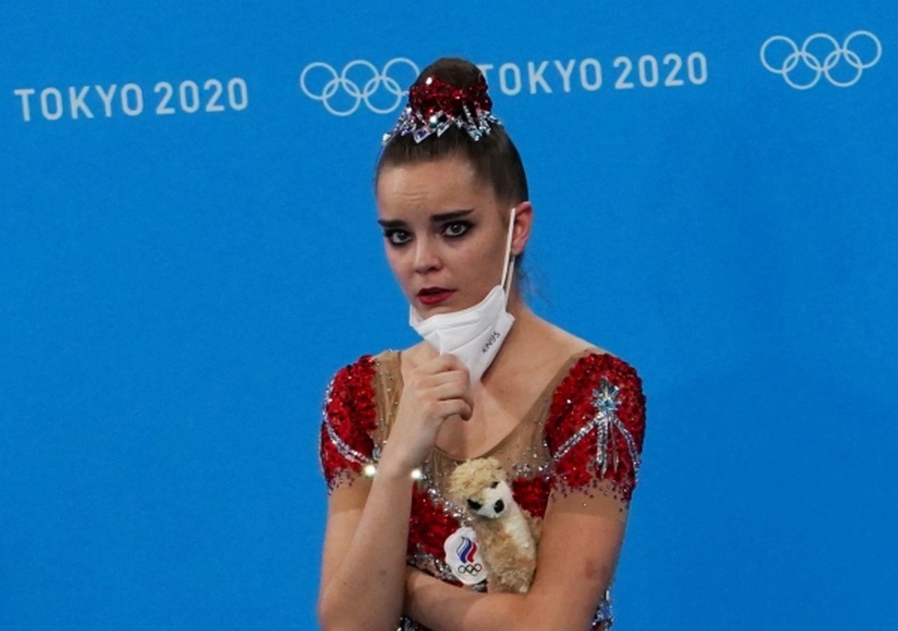 Дина Аверина после выполнения упражнений в индивидуальном многоборье на соревнованиях по художественной гимнастике на XXXII летних Олимпийских играх в Токио.