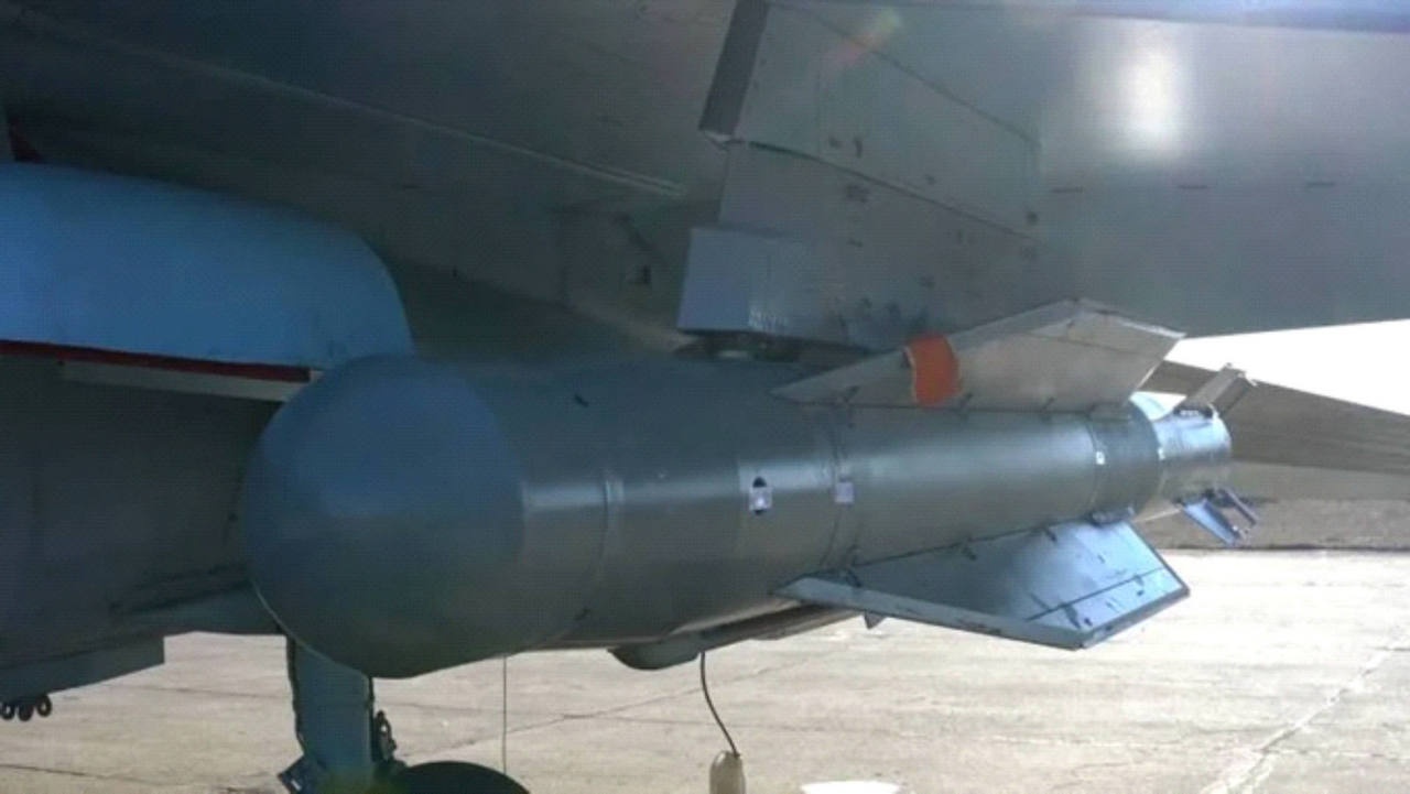 УПАБ-1500Б под крылом Су-35С.