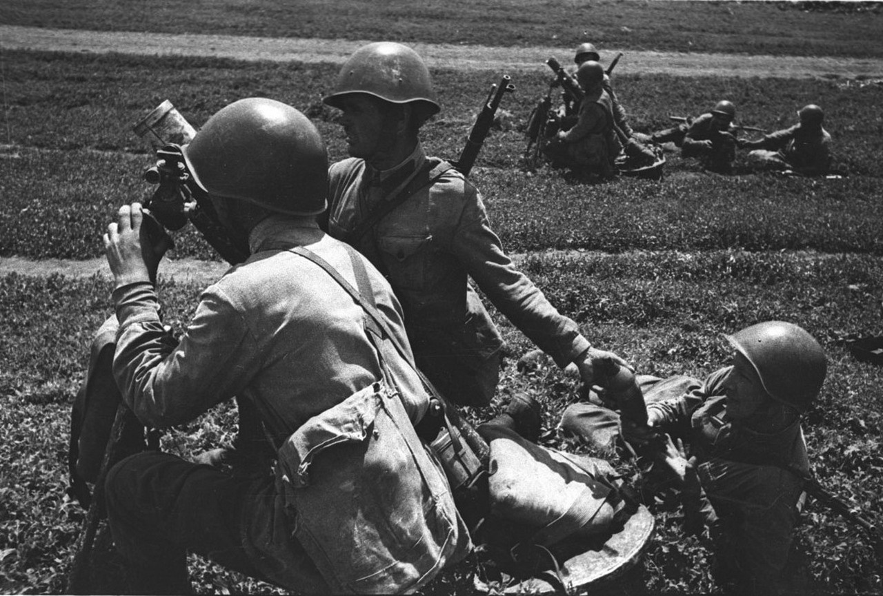 Советские миномётчики на позиции во время Курского сражения, июль-август 1943 г.