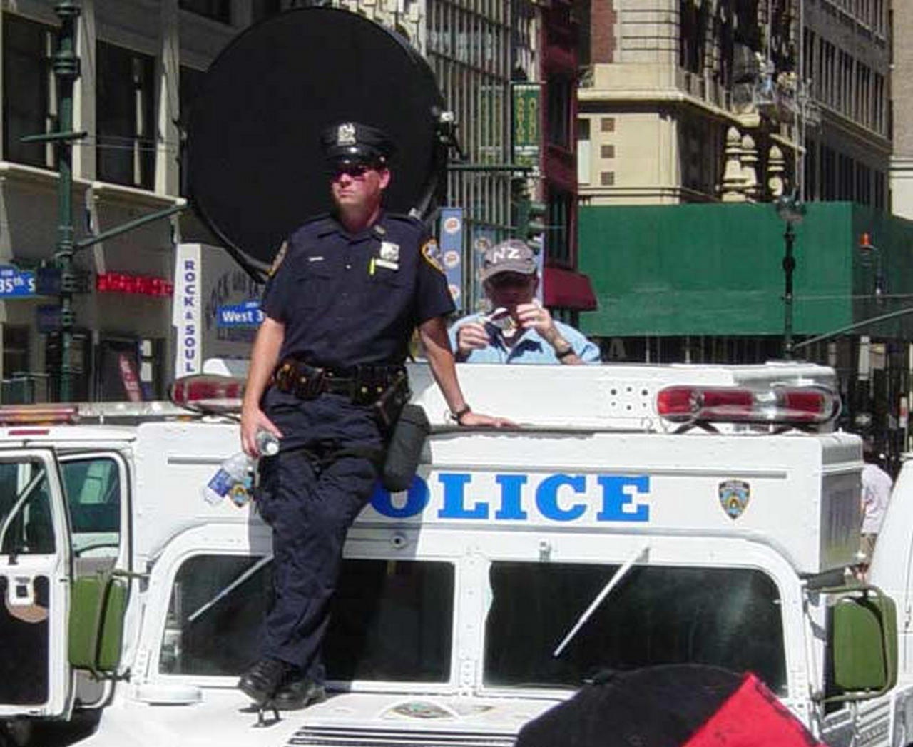 Акустическое устройство дальнего действия (круглое чёрное устройство) используются в качестве нелетального средства борьбы с массовыми беспорядками, например, в Нью-Йорке.