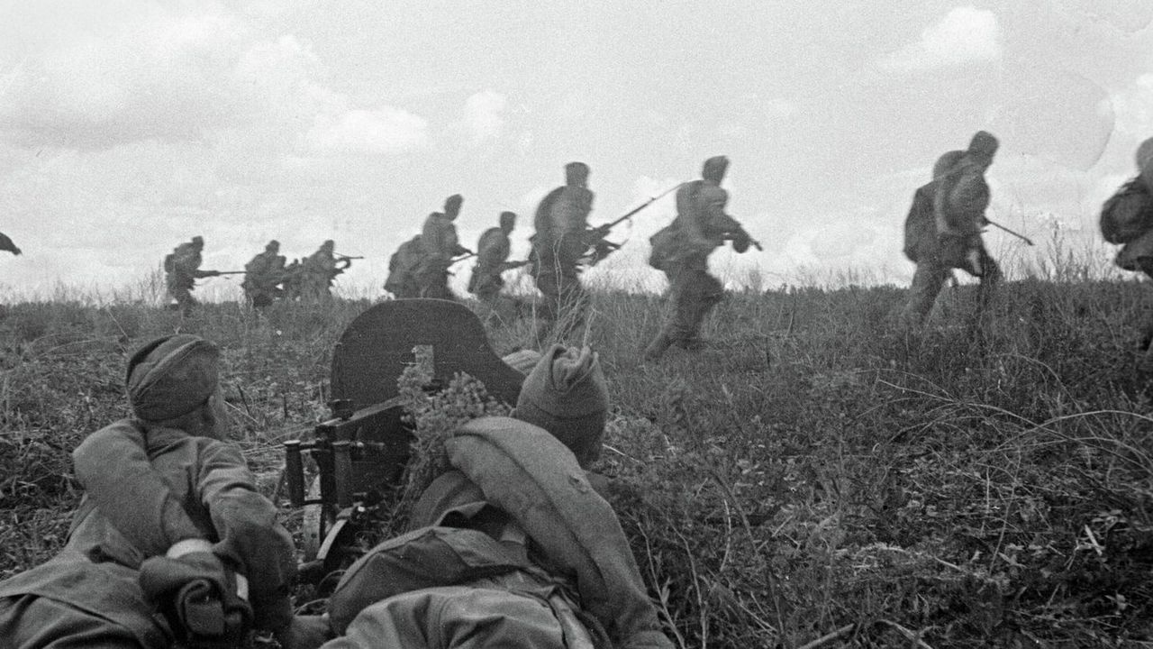 Пулемётчики с «Максимом» поддерживают атаку бойцов Юго-Западного фронта в наступлении западнее Славянска, 1943 г.