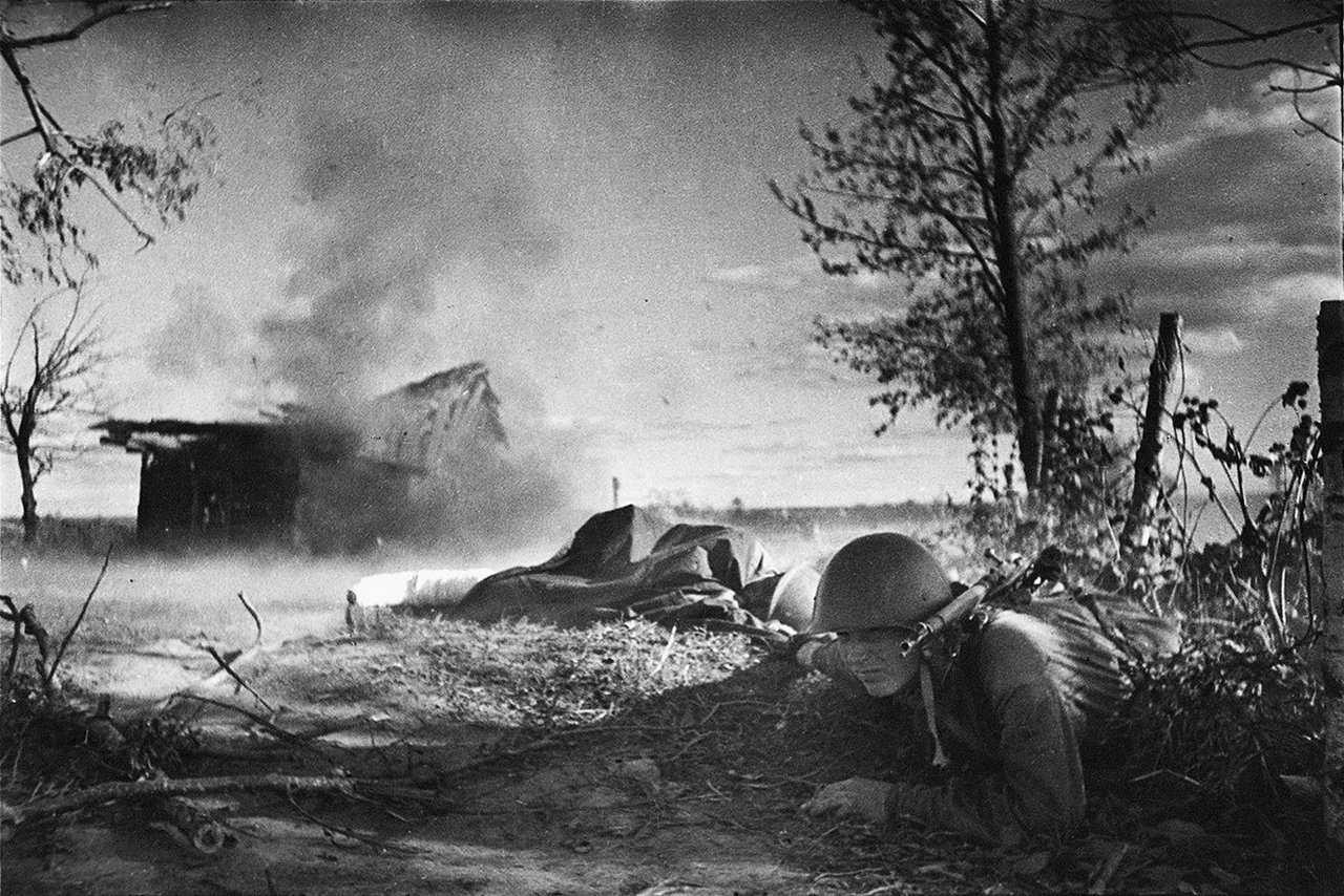 Связной красноармеец Ф.С. Силяев выносит раненого снайпера с поля боя, июль 1942 г.