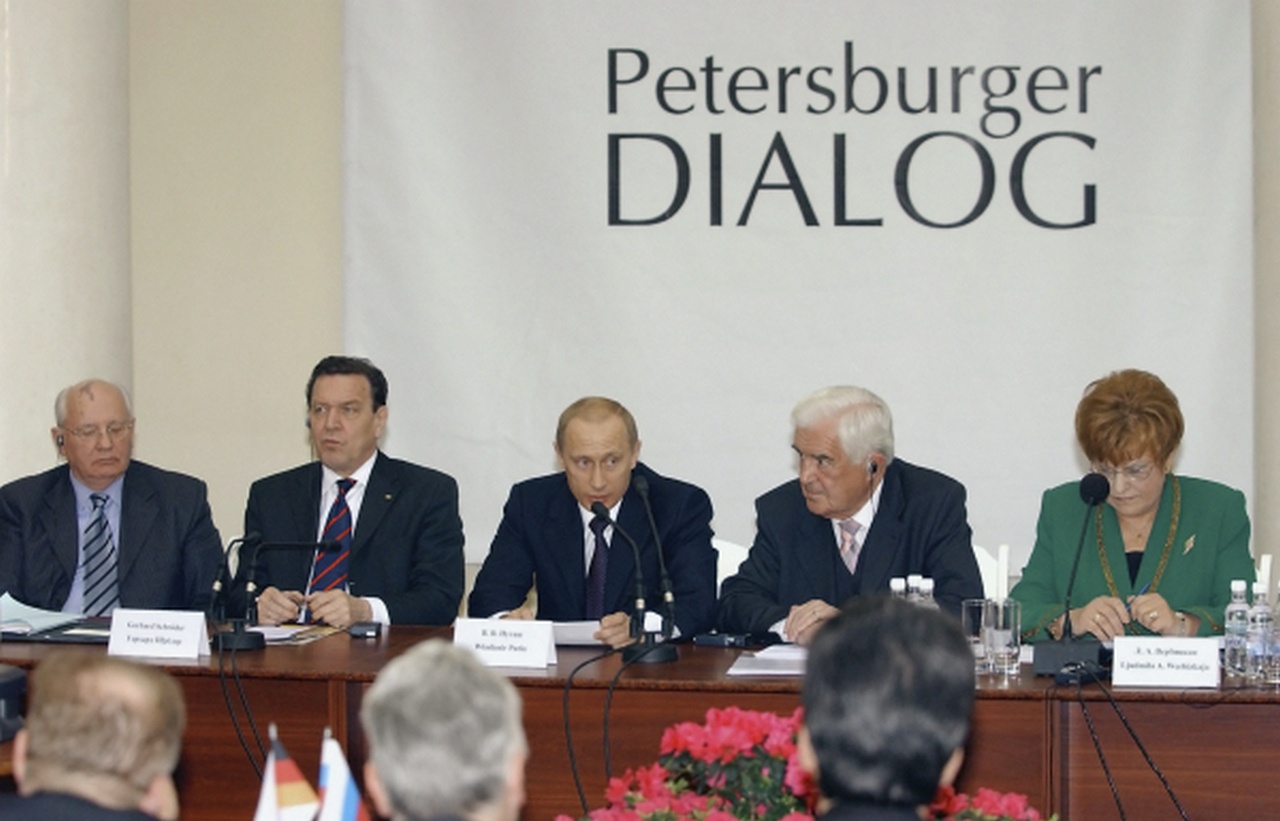 Президент РФ Владимир Путин и канцлер ФРГ Герхард Шрёдер (второй слева) на заседании «Петербургского диалога», 2003 г.