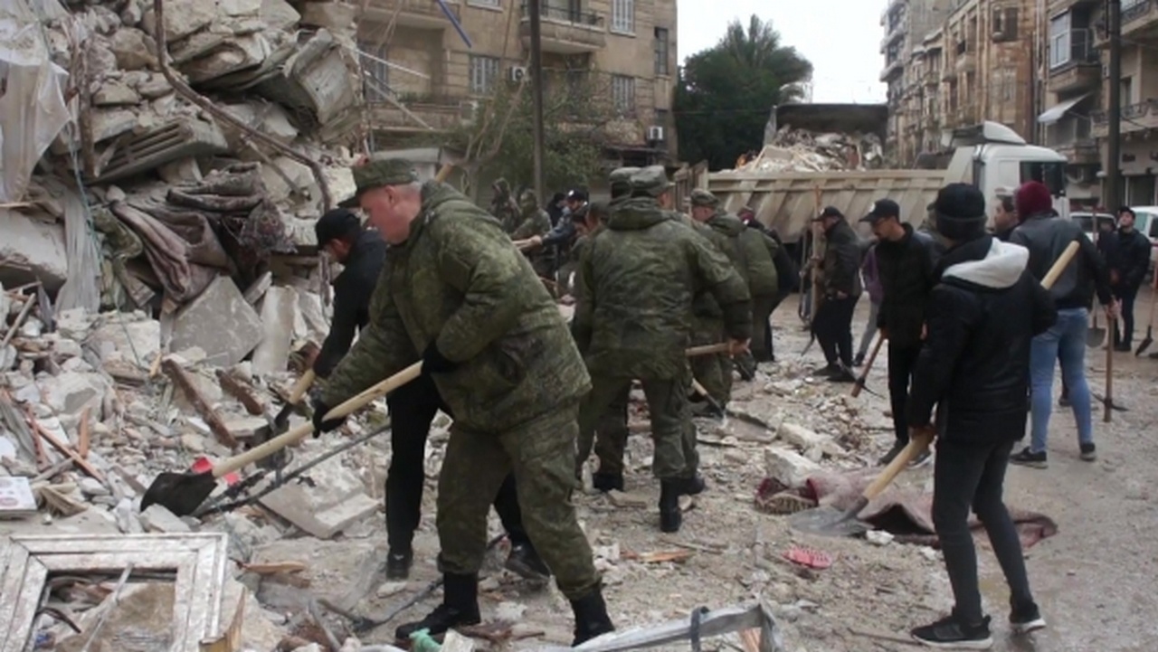 Российские военнослужащие первыми пришли на помощь в ликвидации последствий разрушительного землетрясения в Сирии.