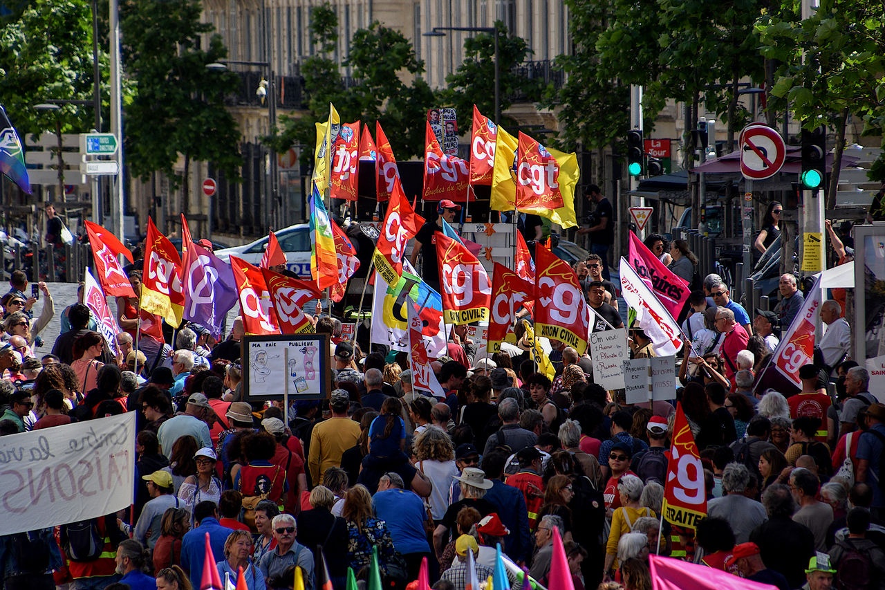 Во Франции демонстрации против пенсионной реформы продолжаются, несмотря на запреты.