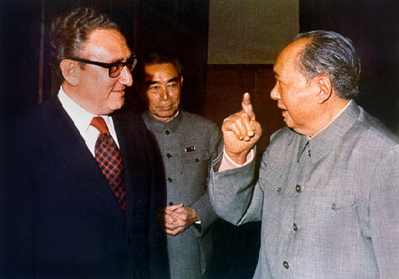 Генри Киссинджер и Мао Цзэдун, на заднем плане Чжоу Эньлай, во время переговоров о сближении с Китаем, 70-е годы ХХ века.