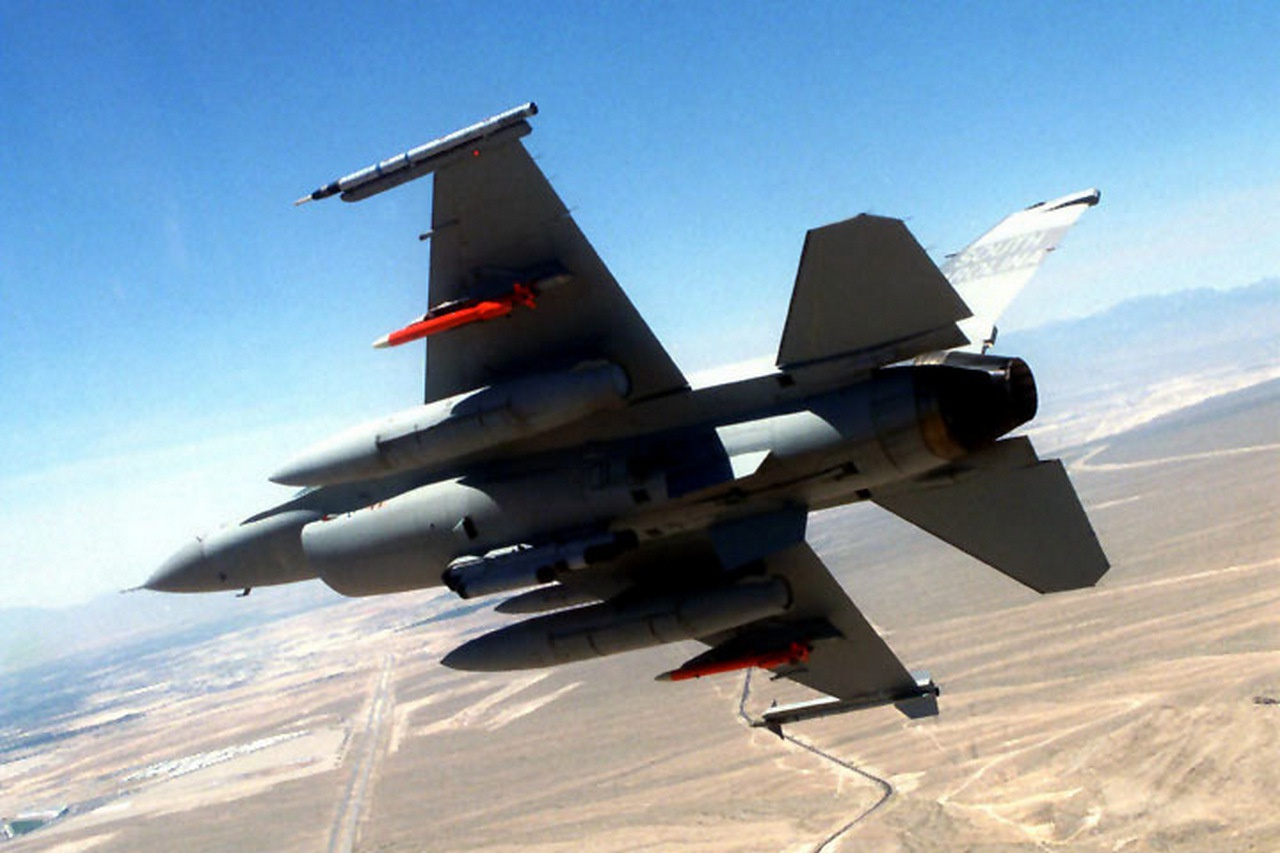 Ударный самолёт F-16 с двумя ADM-160A (красные).