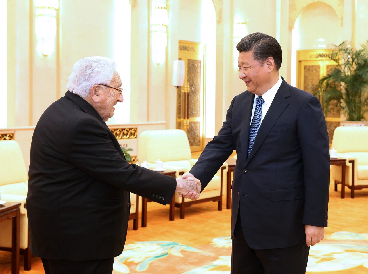 Председатель КНР Си Цзиньпин встречается с бывшим госсекретарём США Генри Киссинджером в Пекине, 2 декабря 2016 г.