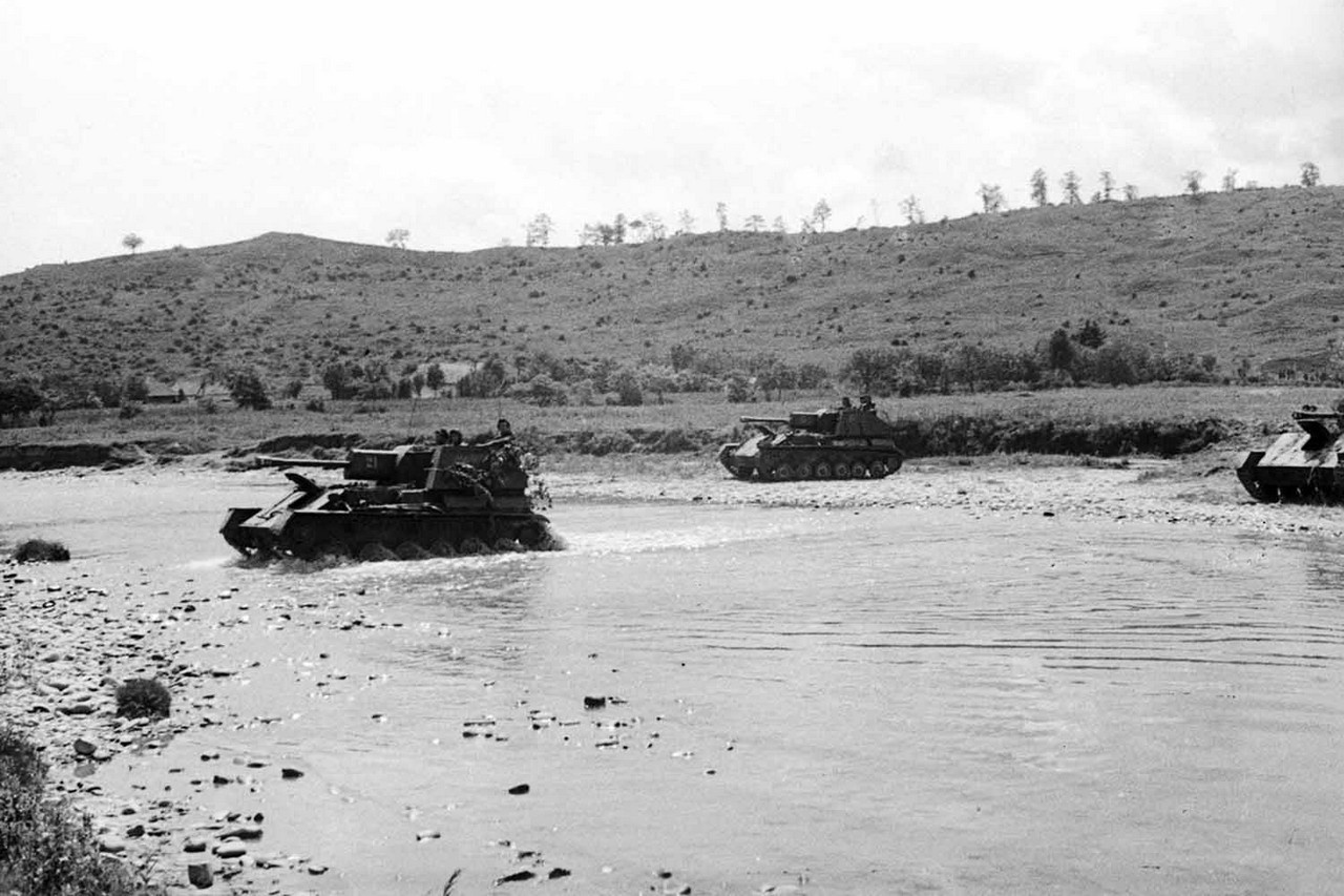  САУ СУ-76М переправляются через реку.