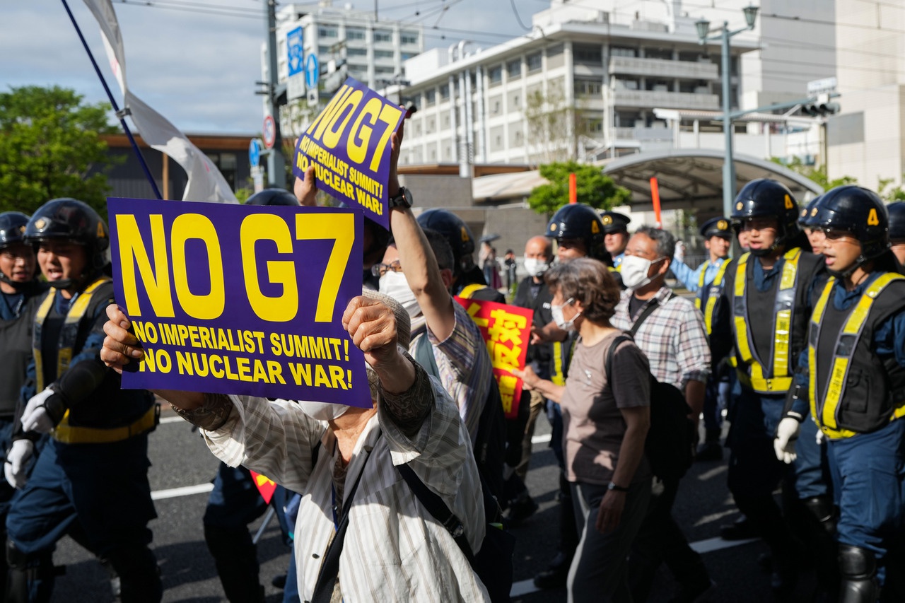 Акции протеста в Японии проходили параллельно саммиту.
