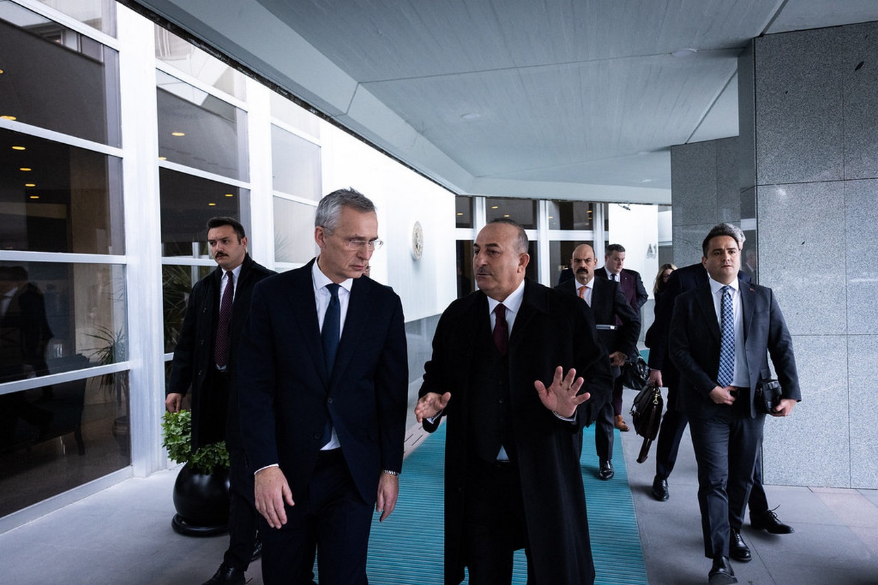 Генеральный секретарь НАТО Йенс Столтенберг (слева) и министр иностранных дел Мевлют Чавушоглу: Турция не даст добро Швеции.
