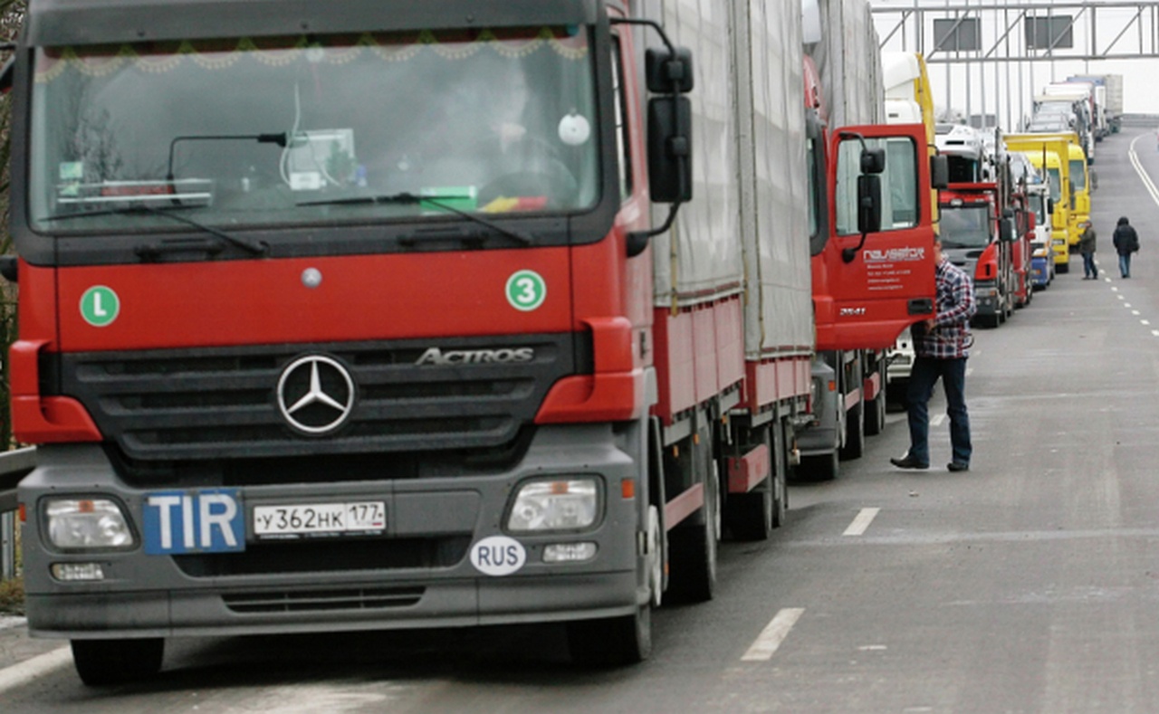 С 1 июня грузовые машины, зарегистрированные в РФ и РБ, не смогут пересечь границу с Польшей до особого разрешения.