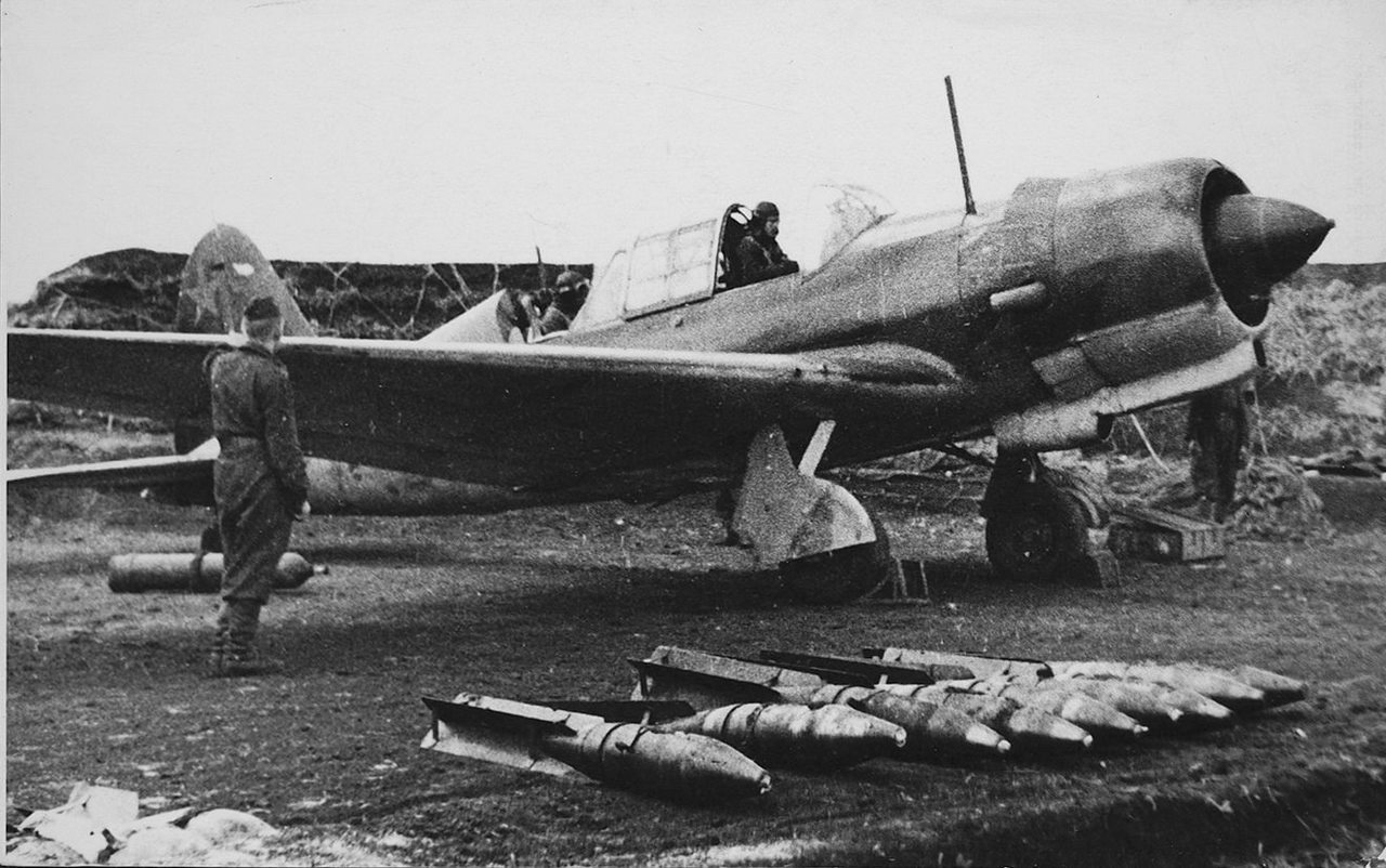 Советский бомбардировщик Су-2 и его бомбовое вооружение на аэродроме во время боёв на Курской дуге.